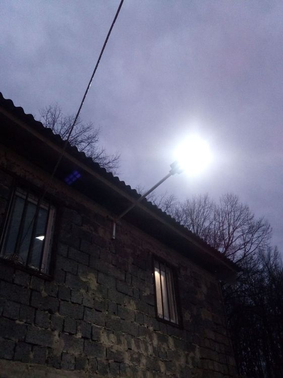 Ліхтар на сонячній батареї 120W