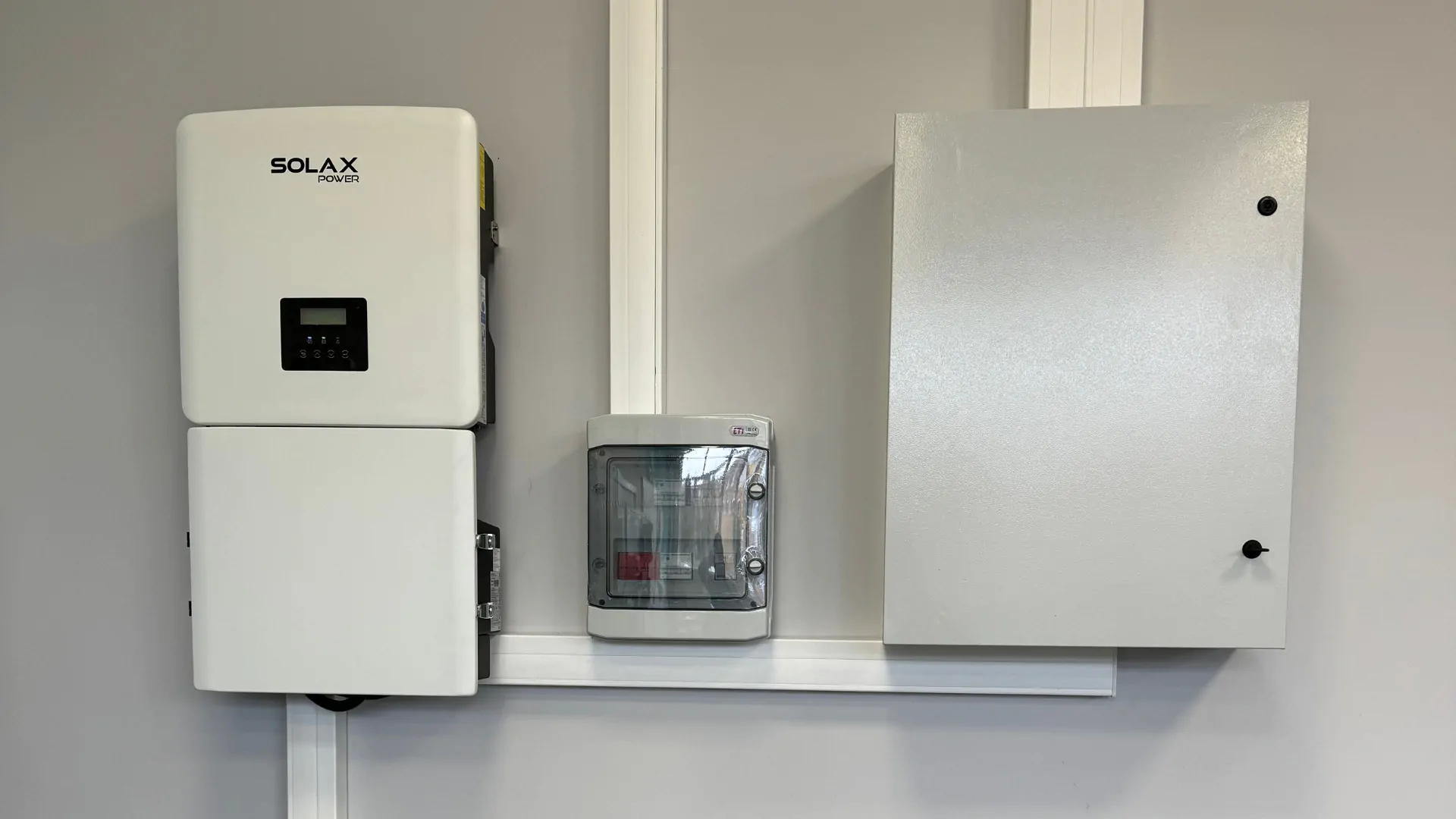Сонячна електростанція для безперебійного живлення! Огляд SOLAX X1 Hybrid